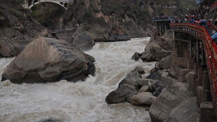 湍急河流与岸边巨石景观