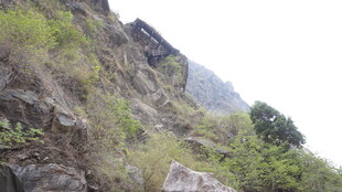 山间嶙峋岩石与葱郁植被