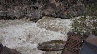 湍急河流与岸边岩石景观