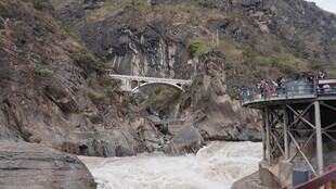 峡谷上的壮观桥梁