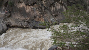 湍急河流旁的嶙峋山石