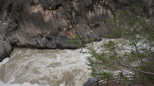 湍急河流旁的嶙峋山石