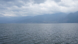 广阔海面与远处山峦