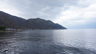 湖畔山峦 云海下的静谧水域