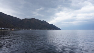 海边山脉与多云天空景致