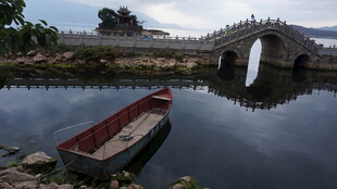 石桥畔小船静泊的水乡景