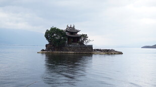 湖中小岛古建筑景观