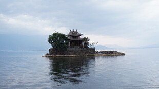 湖中小岛古建筑景观