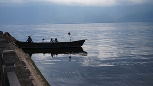 湖畔小船 静谧水上时光