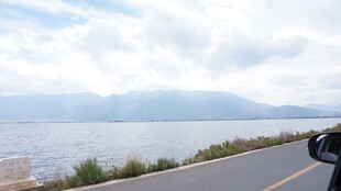 公路旁的湖光山色美景