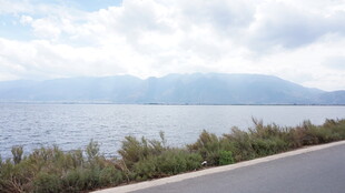 公路旁的湖景与远山