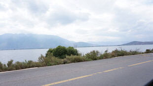 公路边的湖景风光