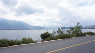 湖畔公路风景