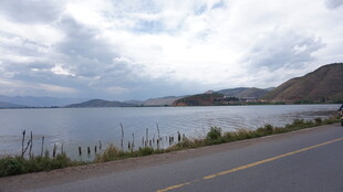 公路旁的宁静湖景风光