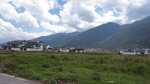 草原边的远山与村落