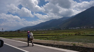 公路骑行者与远山风景