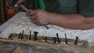 手工匠人专注钉制木制品