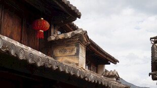 古宅屋檐下的红灯笼