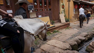 老旧街道的生活场景