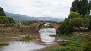 古朴石桥横跨宁静小河