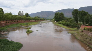 山间河流风景图