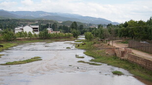 乡村雨后泥泞的开阔田野