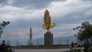 金色玉米雕塑屹立于户外