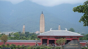 古寺与远山相映成景