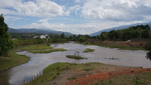 乡村原野中的开阔水域景观
