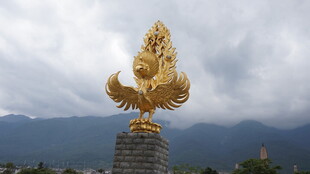 金色凤凰雕塑屹立山间
