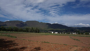 田园风光 远山蓝天与农田