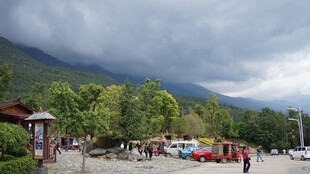 山间停车场的阴云景象