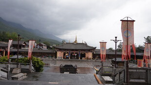 古建庙宇前的阴沉天色