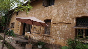 古朴乡村小屋户外景致