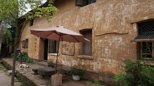 古朴乡村小屋户外景致