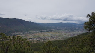 山间远眺城镇风景