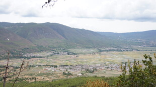 山间开阔美景远眺