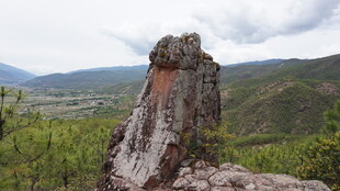奇特岩石屹立山间