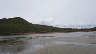 宁静海岸边的山峦景色