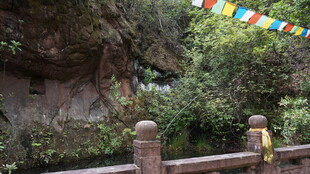 山间经幡与绿植景观