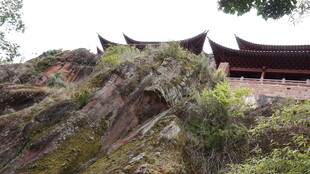 山崖上的古建筑景观