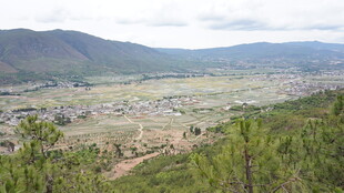 俯瞰山间城镇风光