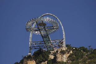 山顶独特金属结构建筑
