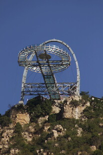 山顶独特金属结构景观