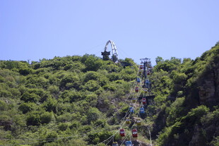 山间缆车穿梭于葱郁山林