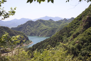 青山绿水间的秀丽湖景