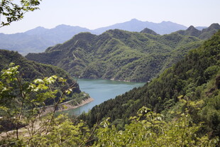 青山环抱中的静谧湖水