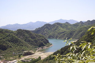 青山环绕的秀丽河谷风光