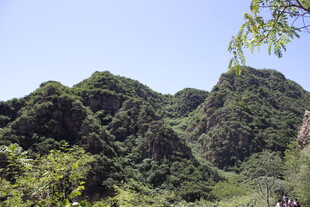 青山葱郁的秀丽山间景色