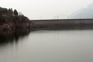 石林峡宁静湖水旁的大坝景观